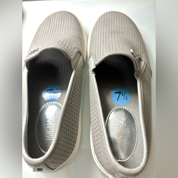 Michael Kors Gray Perforated Leather Sneakers
Breathable Comfortable Size 7.5 - Picture 4 of 5